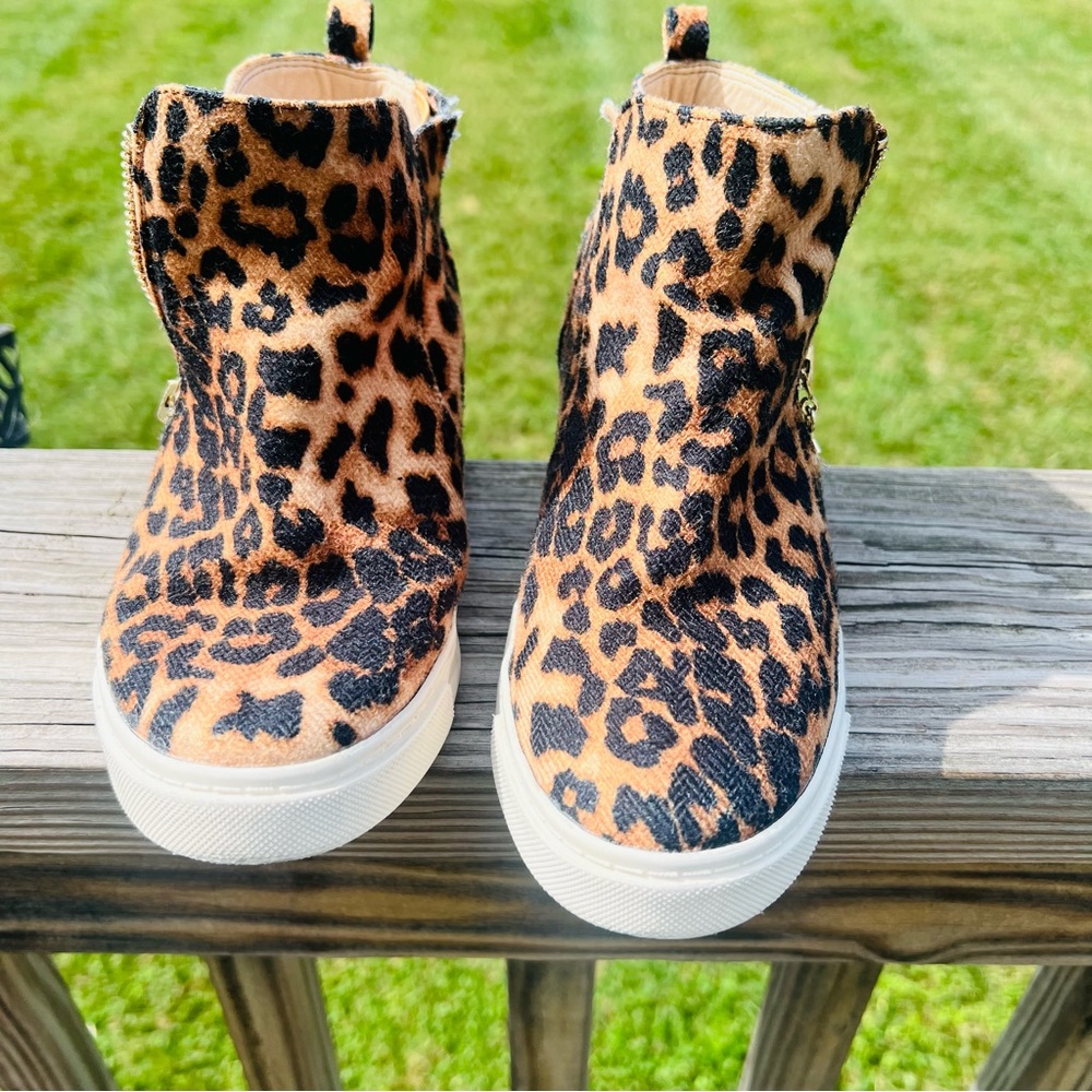 Cheetah print Gianni Bini wedge sneaker (size 4)
